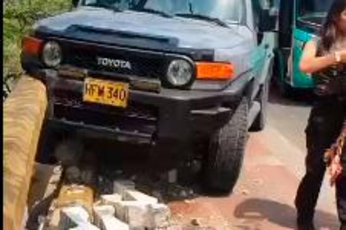 Camioneta conducida por extranjero casi cae del Puente Román