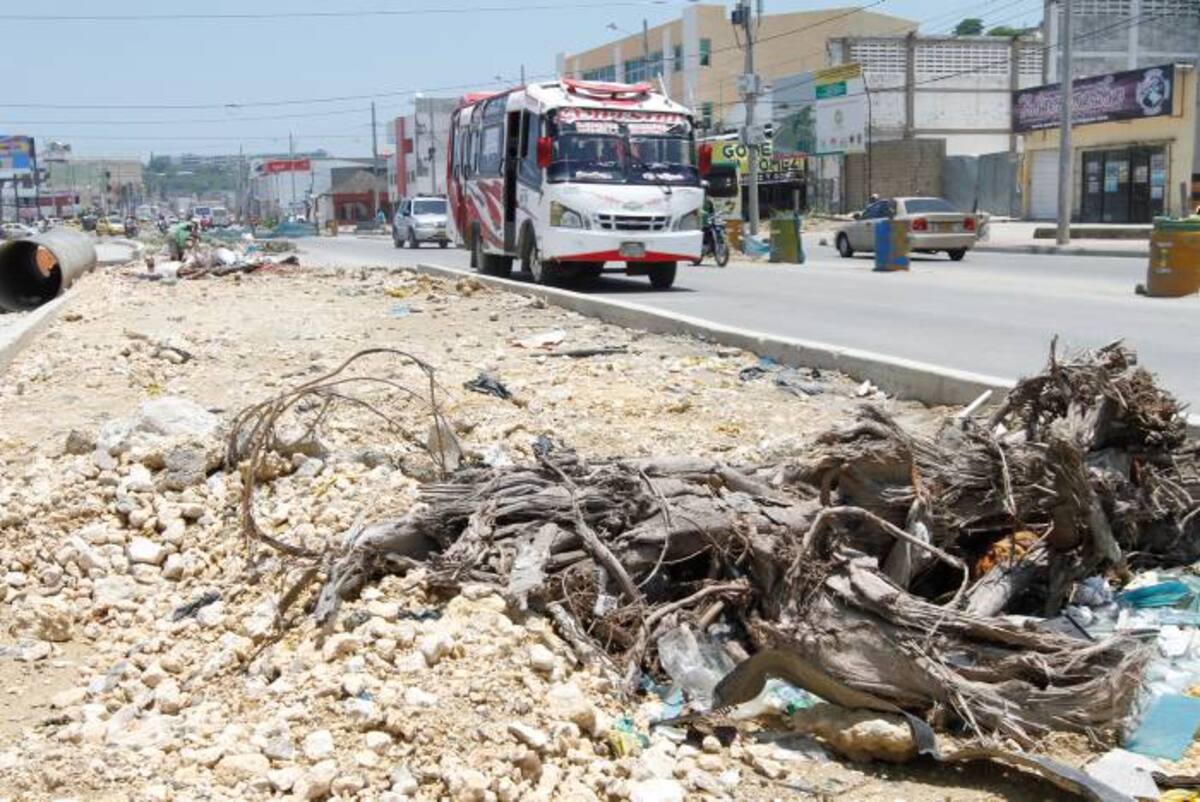 Algunos de los frentes de trabajo abandonados en el tramo 5A se han convertido en botaderos de basura. AROLDO MESTE ALCÁNTARA - EL UNIVERSAL