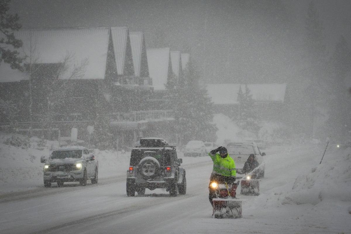 Operarios tratan de retirar la nieve de una carretera durante una nevada, el 1 de marzo de 2024, en Truckee, California. //AP