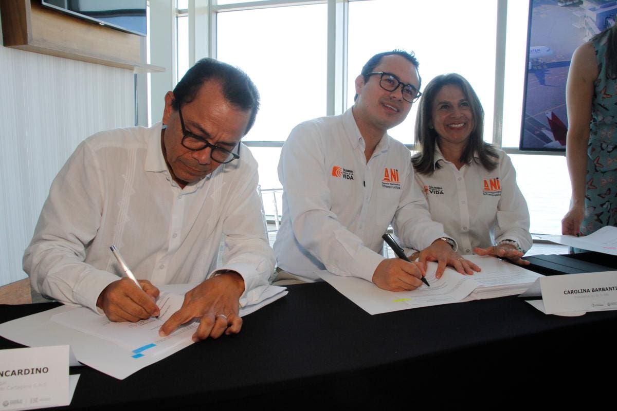 Luis Bencardino, representante legal de Oinac; Jonathan Bernal, vicepresidente de Estructuración de la ANI y Carolina Barbanti, presidenta (e) de la ANI, en la firma del contrato de ampliación del Aeropuerto Rafael Núñez de Cartagena, en el Hotel InterContinental. // Zenia Valdelamar - EU.