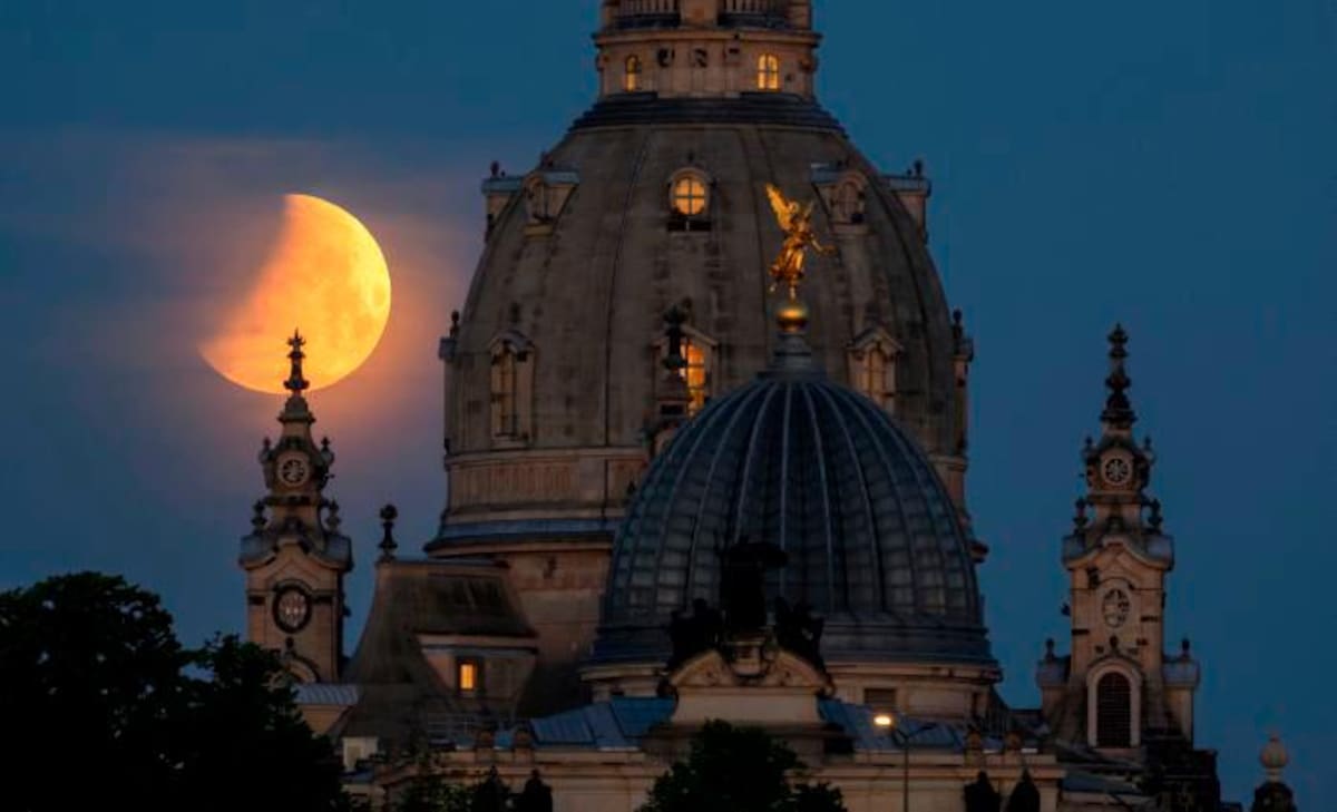Así se ve el eclipse lunar desde Alemania. // AP