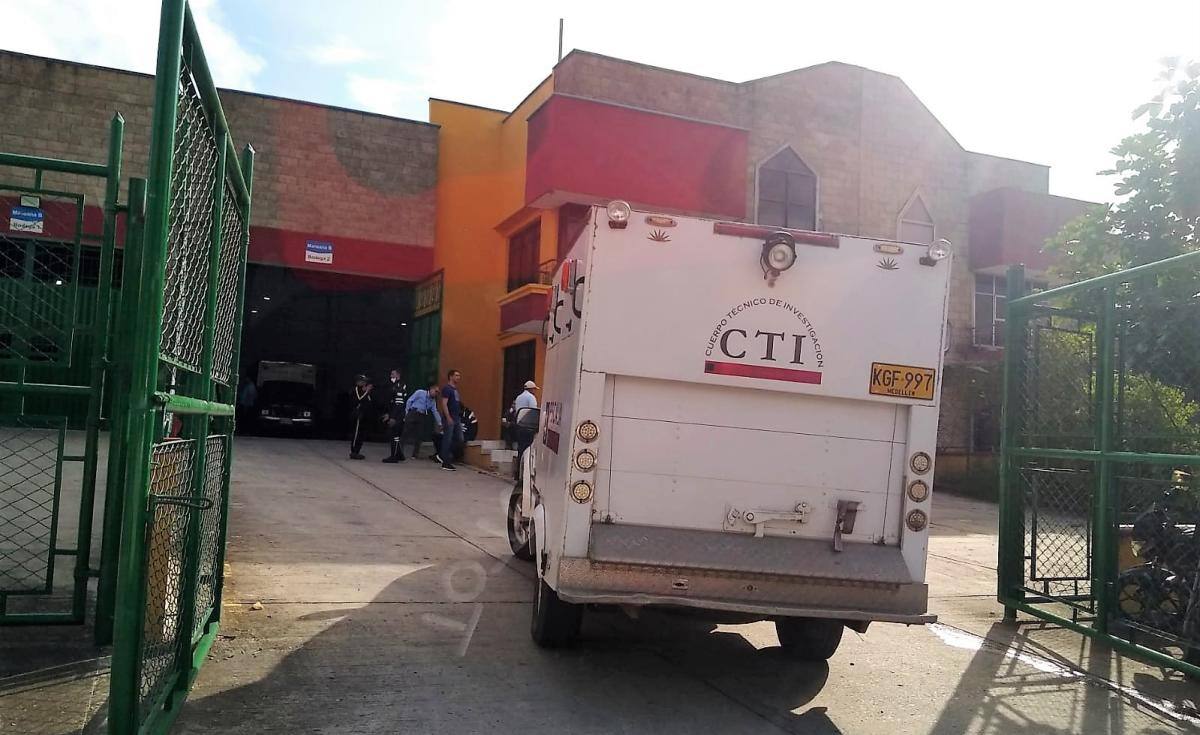 Personal del Cuerpo Técnico de Investigaciones de la Fiscalía indaga sobre el millonario hurto.