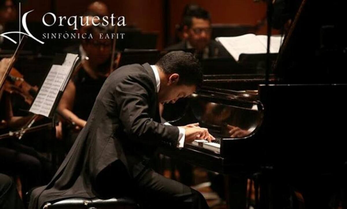 Cristian del Real en pleno concierto en la Universidad Eafit. Cortesía Concurso Nacional de Belleza