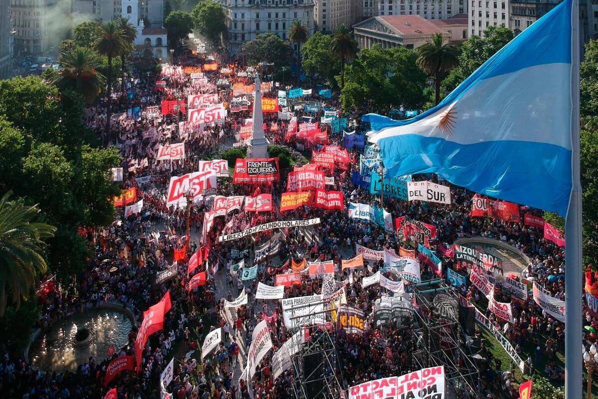 Miles de personas marchan en Buenos Aires para rechazar el acuerdo con el FMI