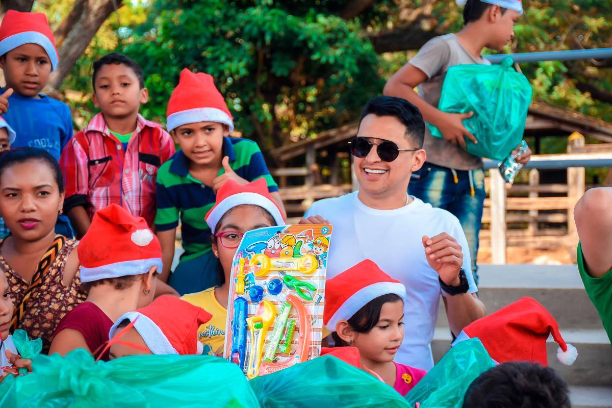Jorge Celedón entregó regalos a los habitantes de Villanueva y Urumita