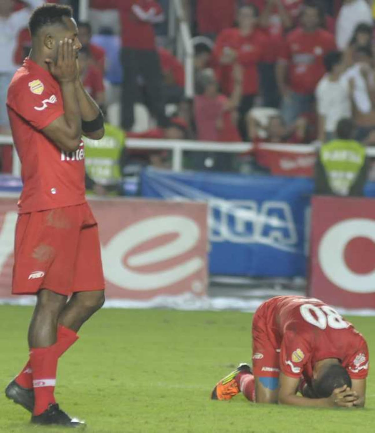 Los jugadores del América de Cali no lo pueden creer. La B espera a los 'Diablos Rojos' en la temporada 2012. Colprensa