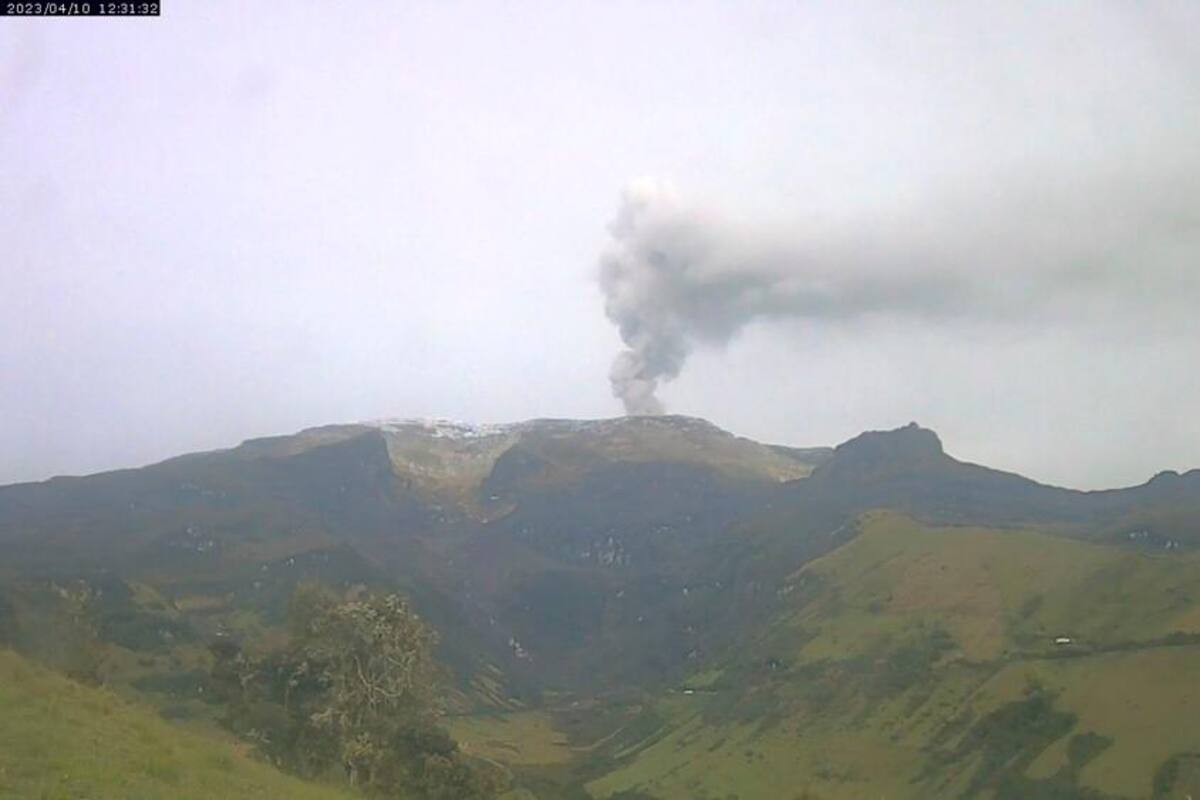 Expulsión de ceniza del Volcán Nevado del Ruiz supera los 1.800 metros