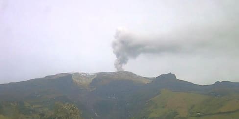 Expulsión de ceniza del Volcán Nevado del Ruiz supera los 1.800 metros