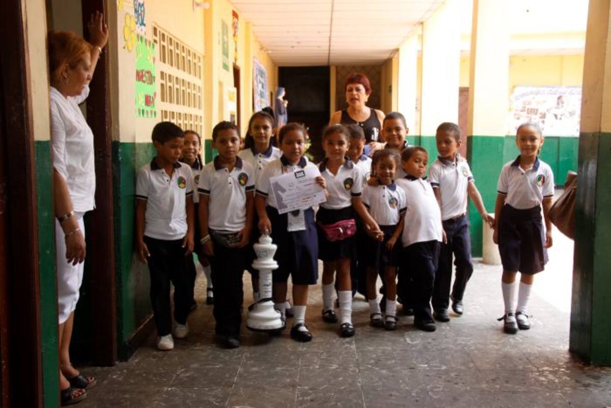 Los estudiantes de la Institución Educativa Olga González Arraut se sienten orgullosos de Daniela desde que se coronó campeona de Ajedrez al Parque. Lorena Henríquez Laborde