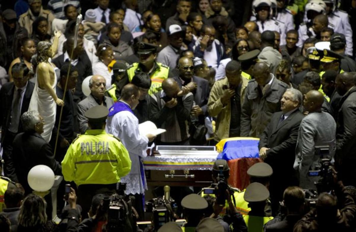 Miles de personas se despiden de Christian Benítez. AFP