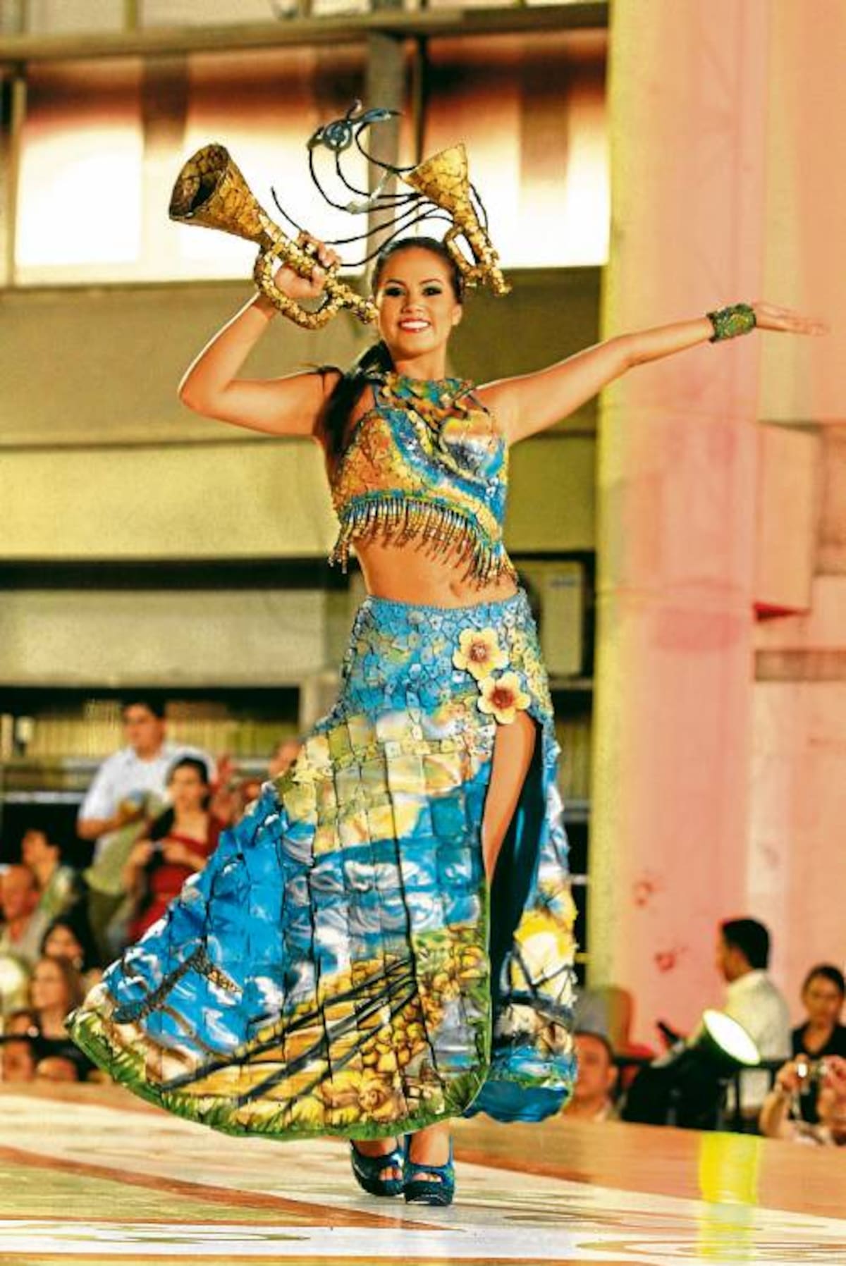 Señorita Atlántico, Yuliana Mejía Restrepo fue elegida mejor traje artesanal con su vestido Traje río y mar. Maruja Parra/ El Universal