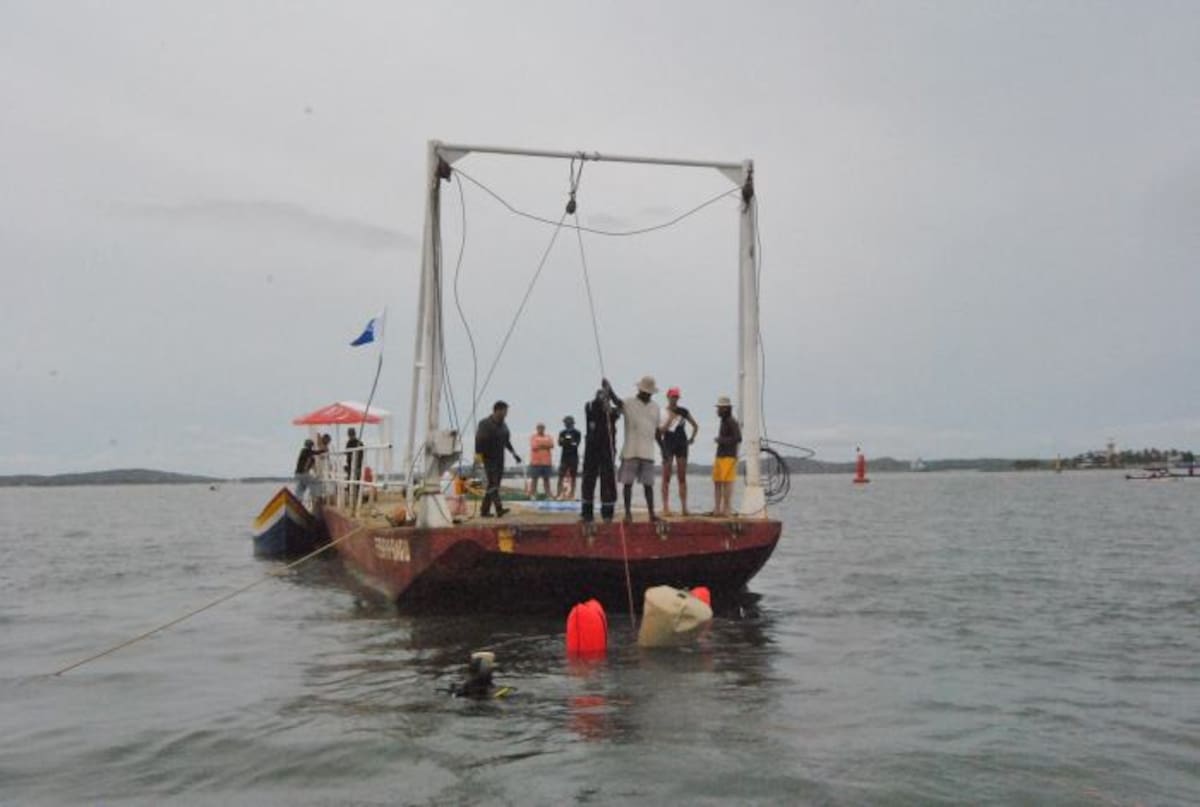 Los buzos de la Armada tenían la misión de levantar las piezas con bolsas de izado, muy suavemente, y ponerlas sobre una plataforma de trabajo, que era un bongo. Cortesía