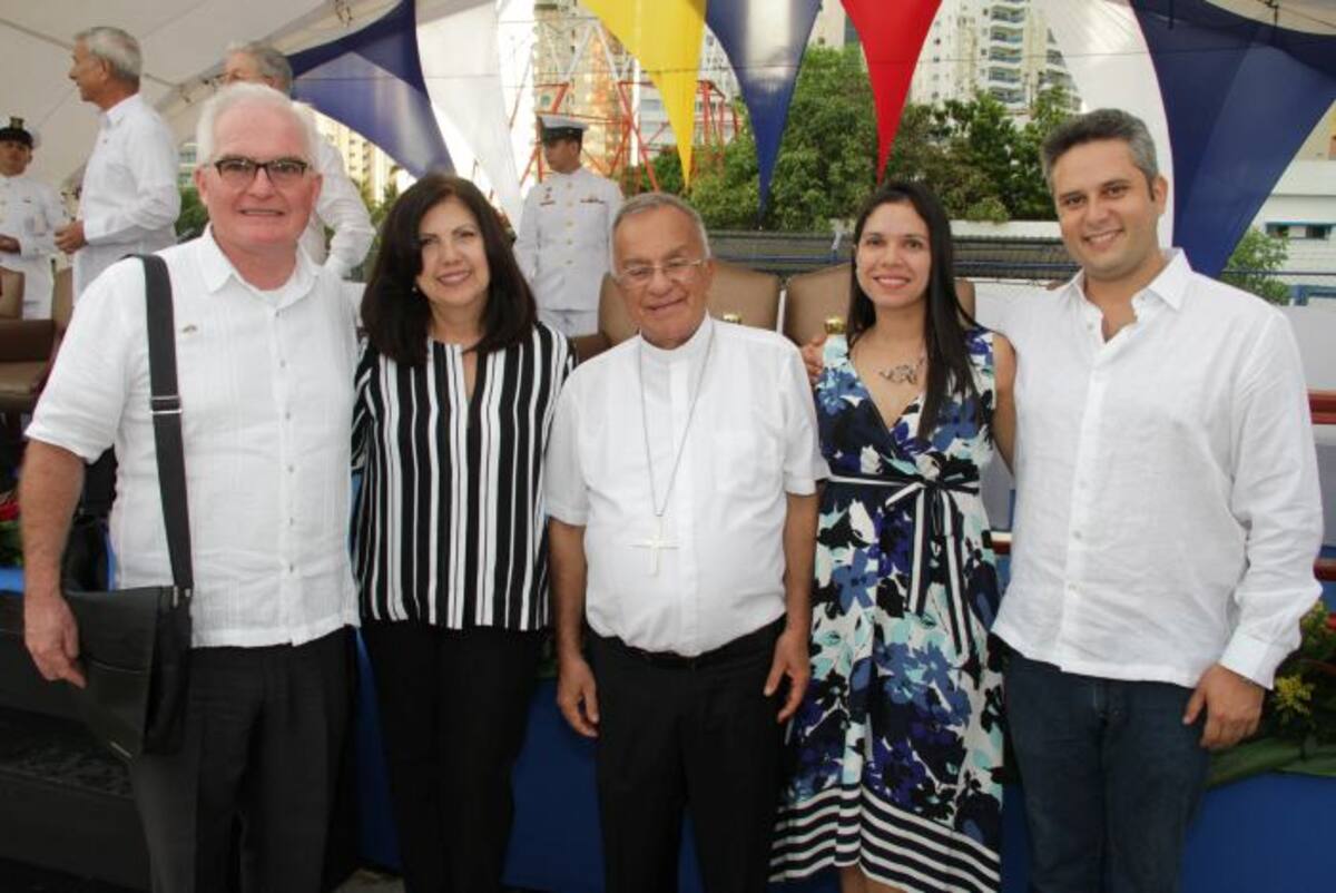 El padre Jhon Mahoney, Angelina Vélez, monseñor Jorge Jiménez, Ilse Carolina Orozco y Mateo Santander. LUIS APARICIO - EL UNIVERSAL