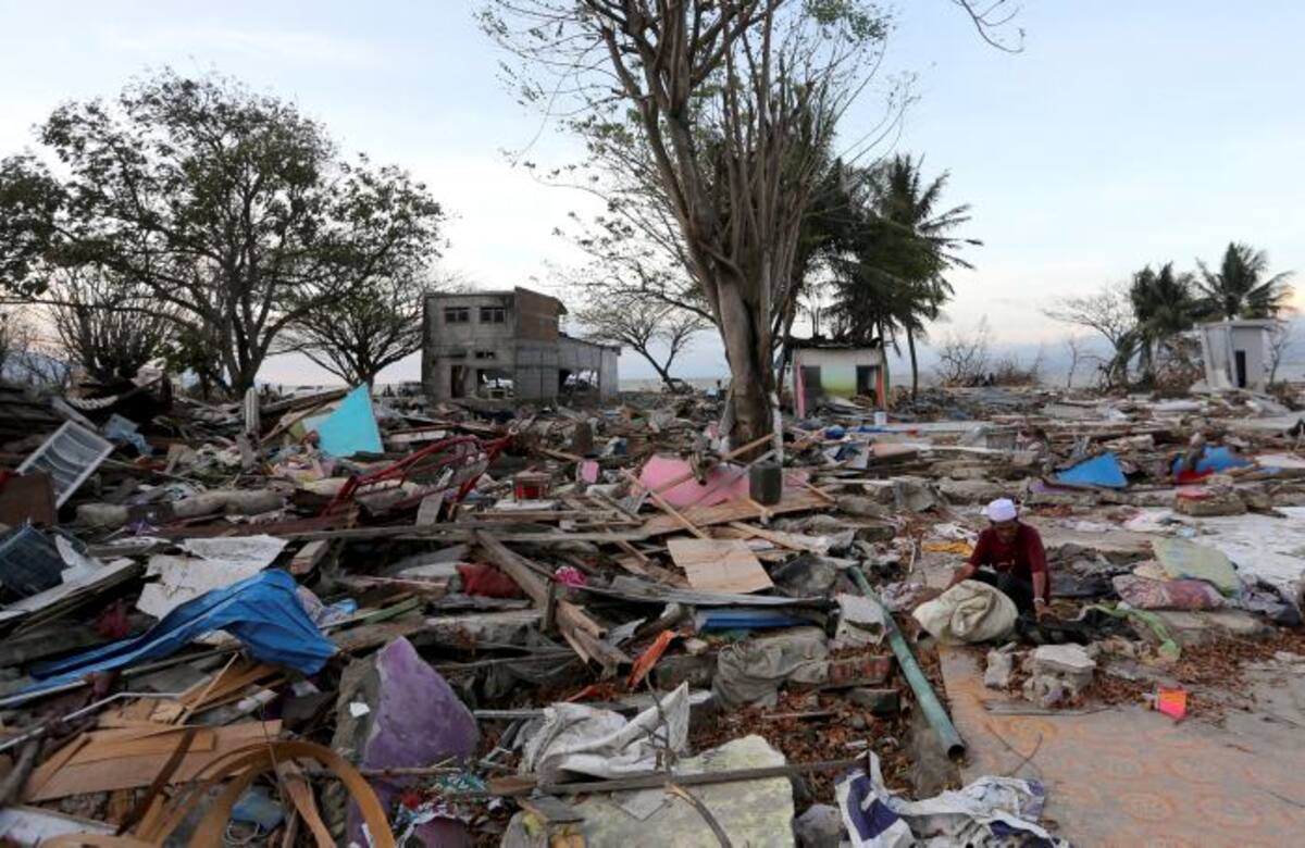 Más de mil personas continúan sepultadas bajo los escombros y el barro, según estimaciones oficiales y de ONG, sobre todo en el barrio de Balaroa de Palu, la ciudad más afectada. AP
