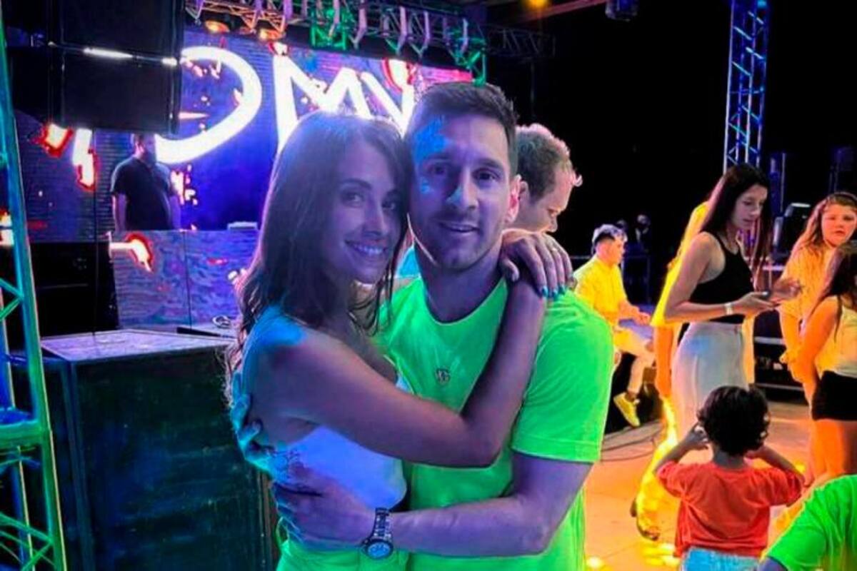 A grito herido Messi y Antonella cantan ‘Olvídala’ del Binomio de Oro