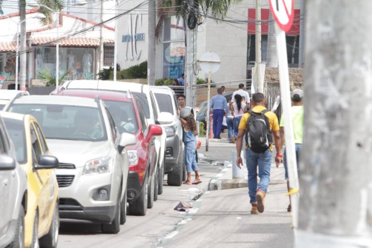 En el Pie de La Popa una menor de edad vende alimentos a quienes transitan en carros y a pie. Nayib Gaviria