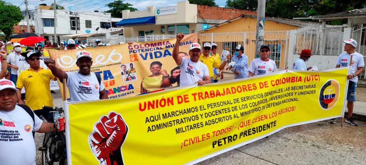 Trabajadores en pie de lucha en la marcha del 1 de mayo. Foto: Aroldo Mestre.