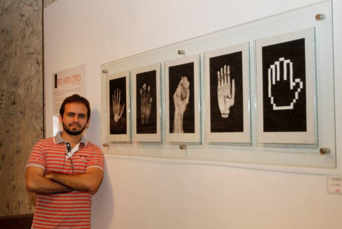 César Gutiérrez junto a su obra en el Museo de Arte Moderno de Cartagena. Julio Castaño-El Universal
