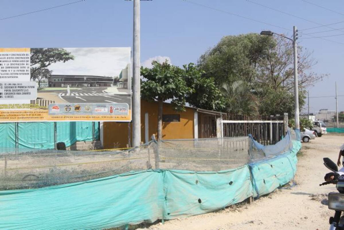 Los niños continúan en la sede donde deberá ser construido el patio portal de Transcaribe. Archivo