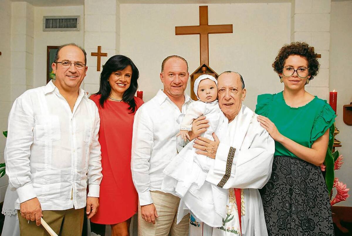 Germán Osorio, Jackie Díaz, Pedro Holguín, Matilde Guerrero y el padre Jesús María Cano, con Elena María del Mar. Archivo particular