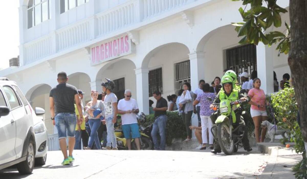 Tras ser hallada inconsciente junto al Anillo Vial, Jasmín Álvarez fue llevada a la Clínica San José de Torices, donde permanece. Muchos amigos y familiares se acercaron al centro médico al saber de las condiciones en las que la encontraron. Piden justicia.