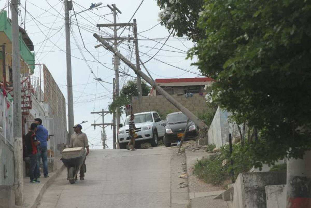 Poste de telefónica que tiene preocupados a los habitantes del sector India Catalina del barrio La Victoria. JULIE PARRA BENÍTEZ - EL UNIVERSAL