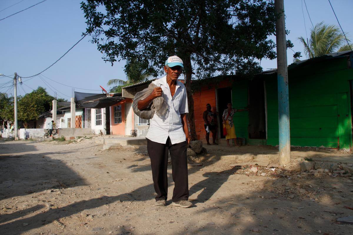 A sus 78 años, Julio recorre las calle de El Pozón recolectando botellas para mantener a su familia.
