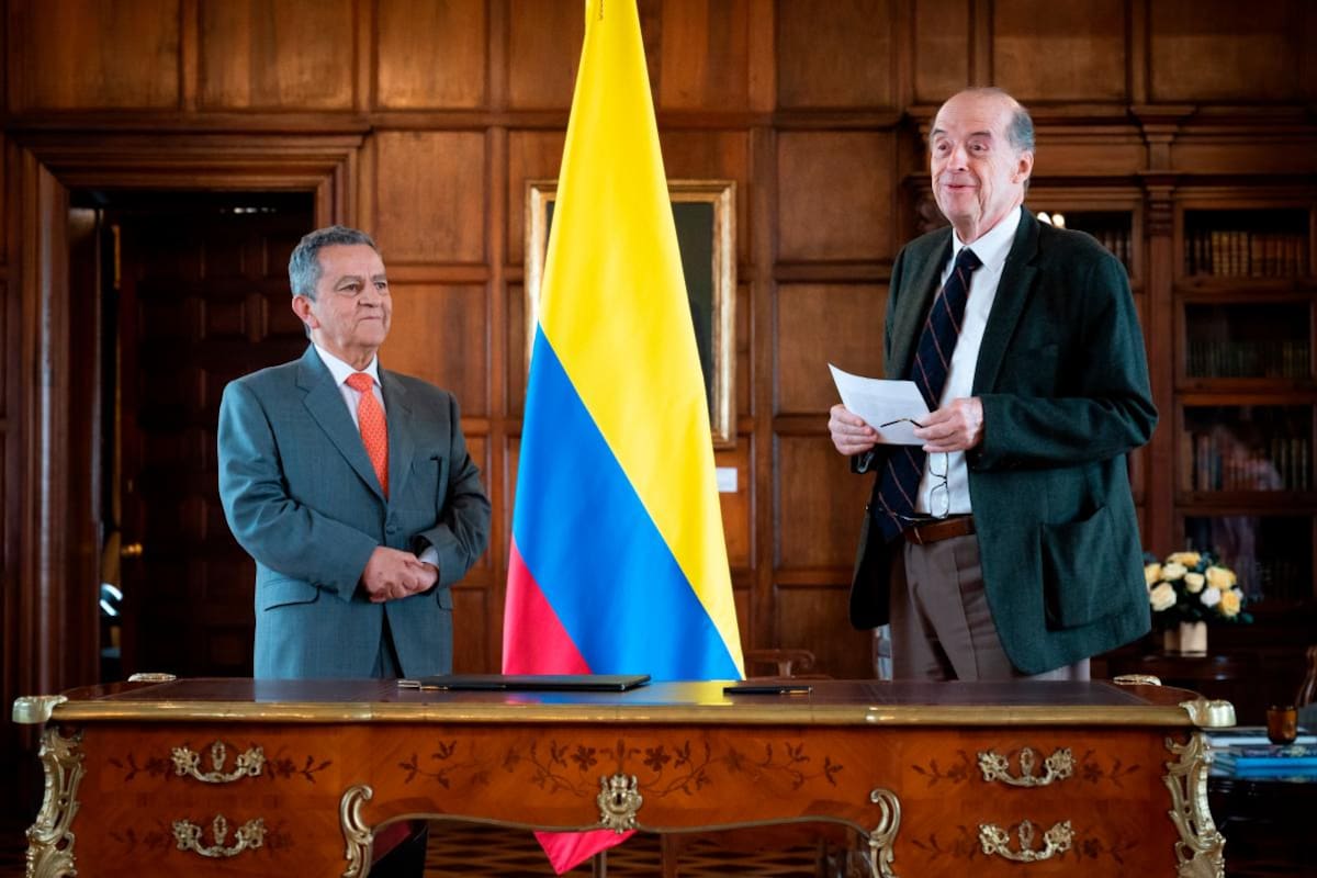 Exsecretario de Cancillería se defendió ante denuncia por contrato de pasaportes