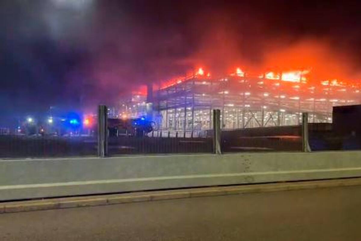 Fuerte incendio obliga a suspender vuelos en el aeropuerto de Londres