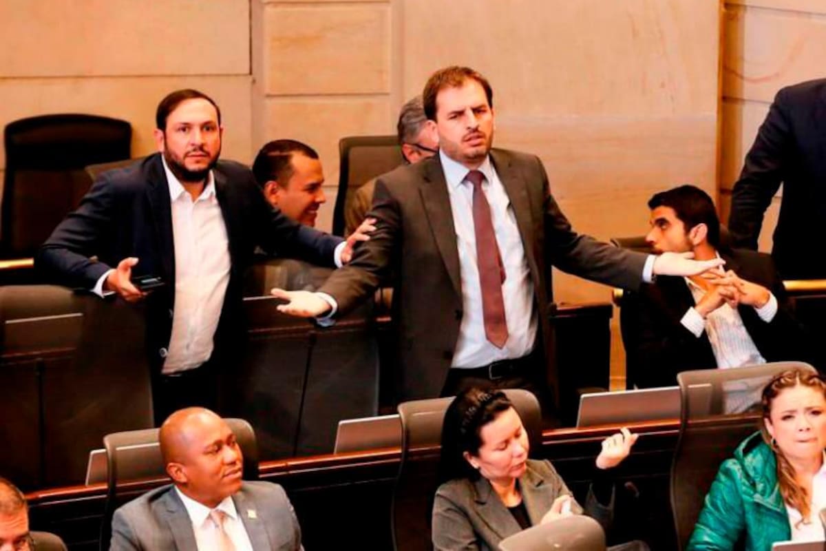 Aprueban 10 artículos de reforma a la salud y suspenden sesión tras duro agarrón