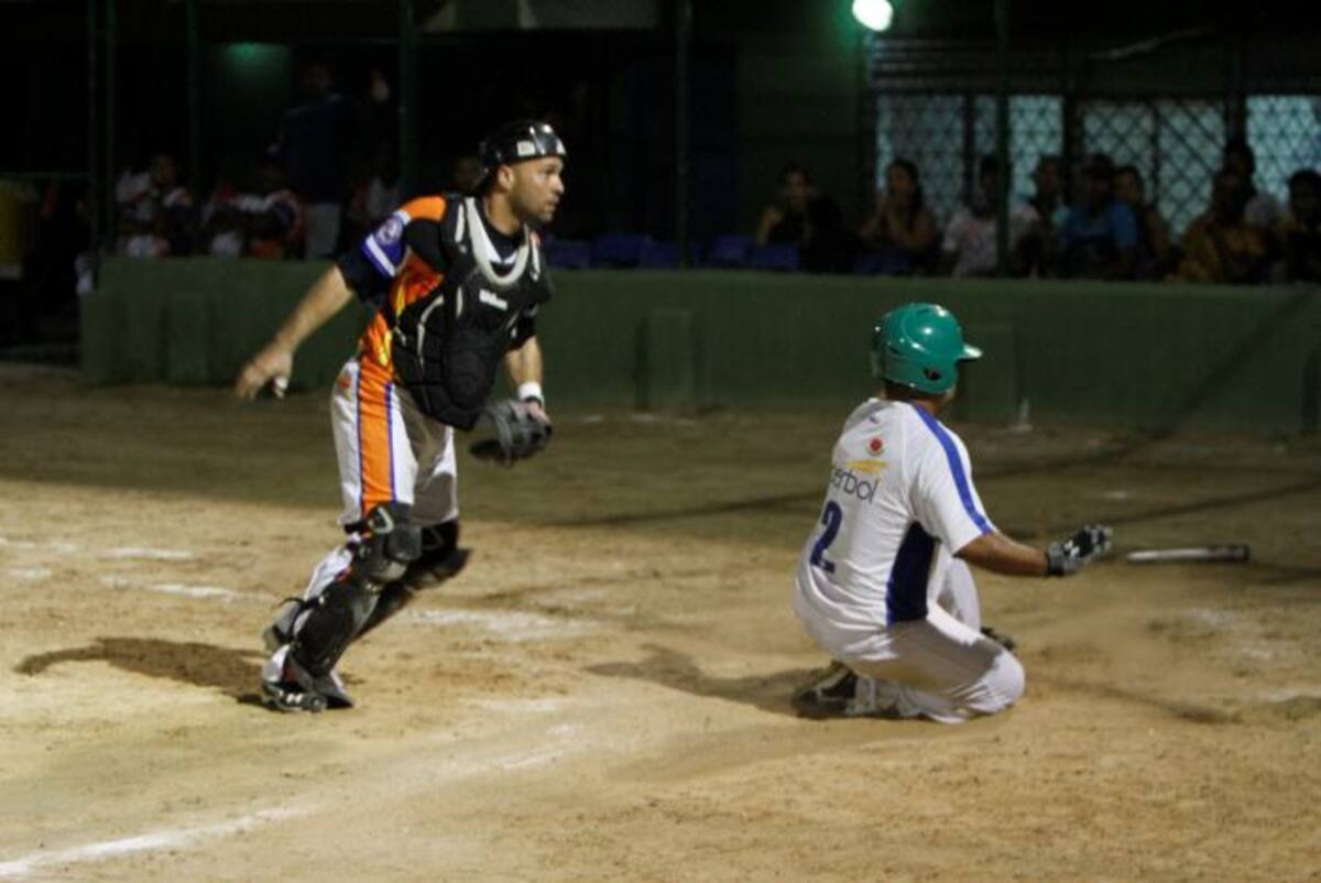 Acocica derrotó anoche 10-3 a Tractores y empató la serie final. Hoy tercer y definitivo juego. AROLDO MESTRE EL UNIVERSAL