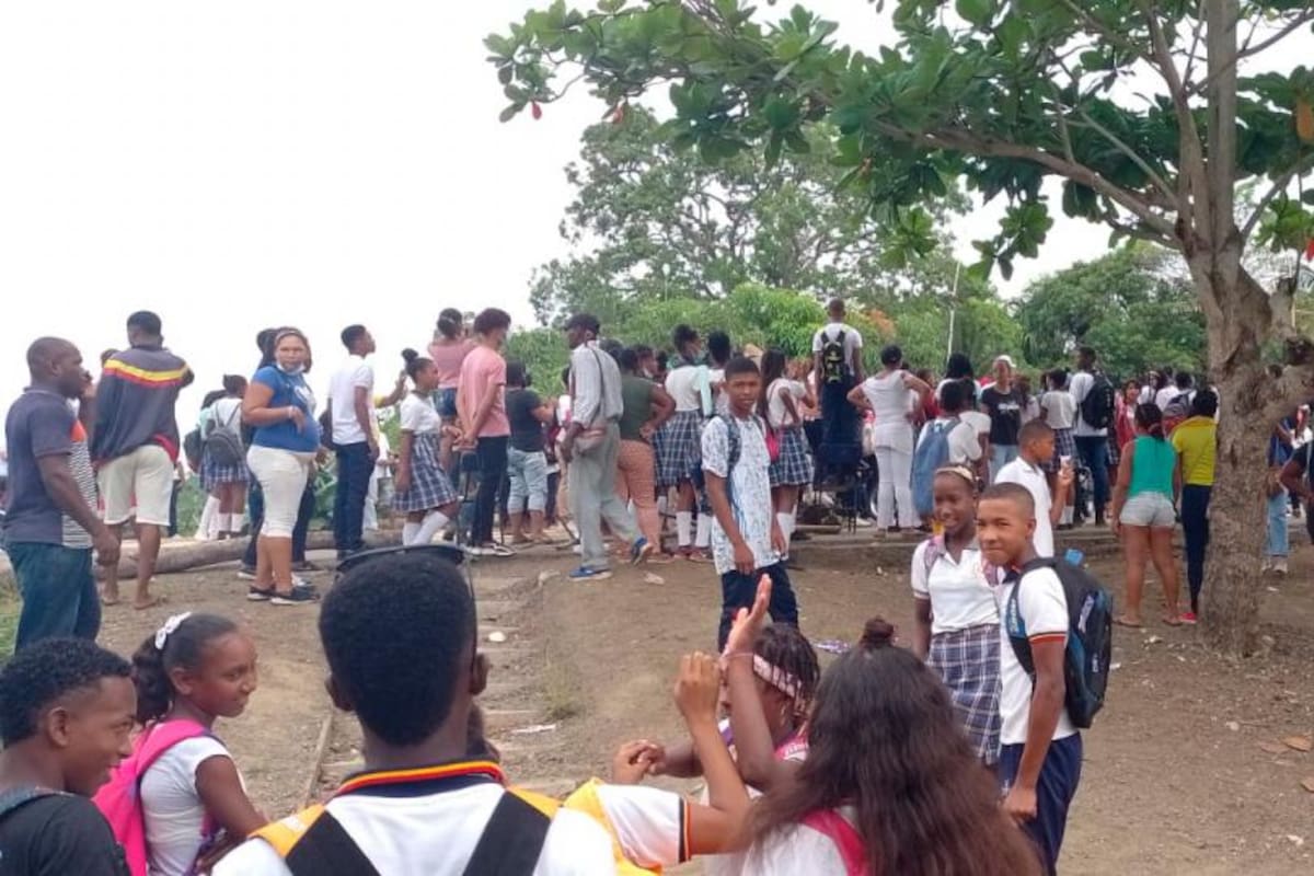 Por mal estado del colegio de Matuya, bloquearon vía San Onofre