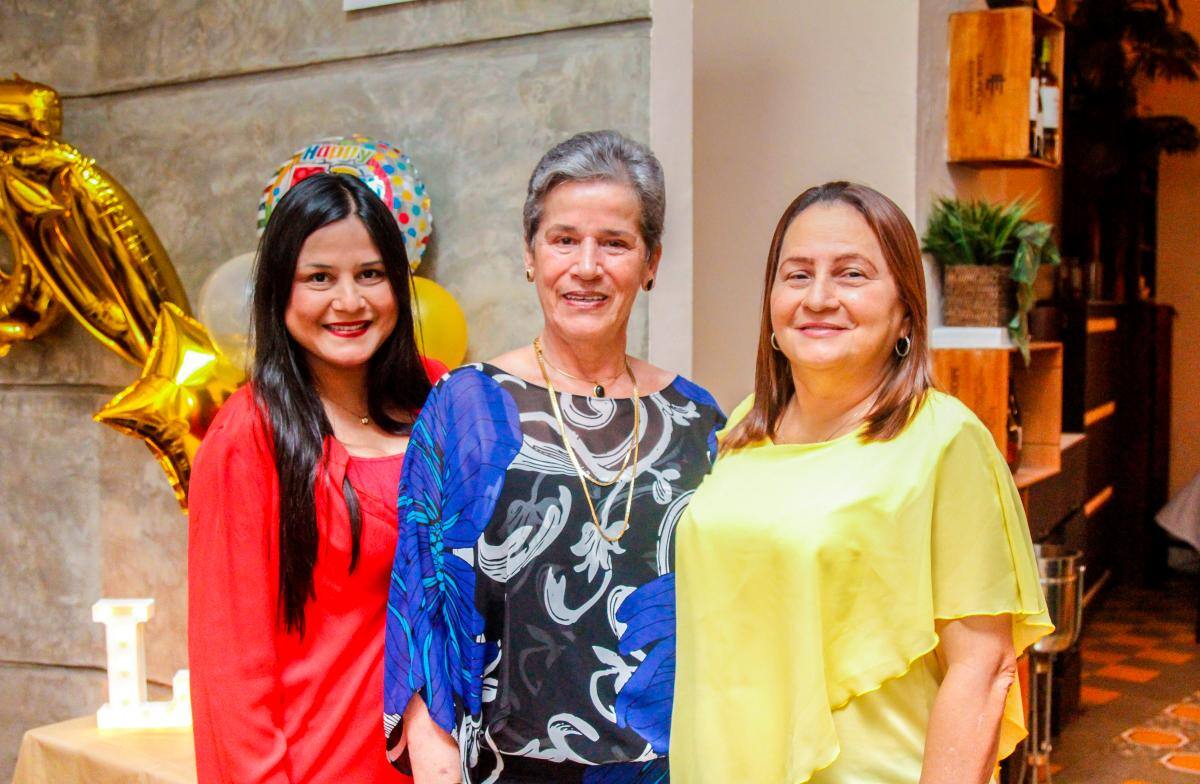 Margareth Paz, Mirian de Gutiérrez y Elsa Olier.
