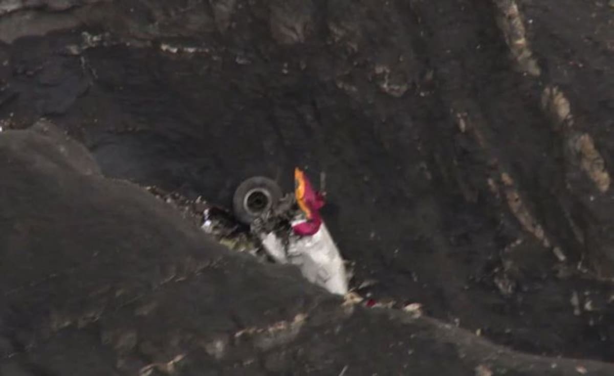 Desde muy temprano se retomó la búsqueda entre los restos del avión accidentado. AFP