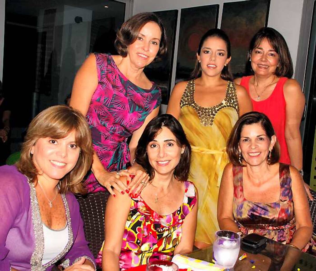De pie: Elizabeth Diazgranados, Lina Vélez y Nelly de Fernández. Sentadas: Carolina Gómez de Navarro, Diana de Alcocer y Ana Amelia Vélez.