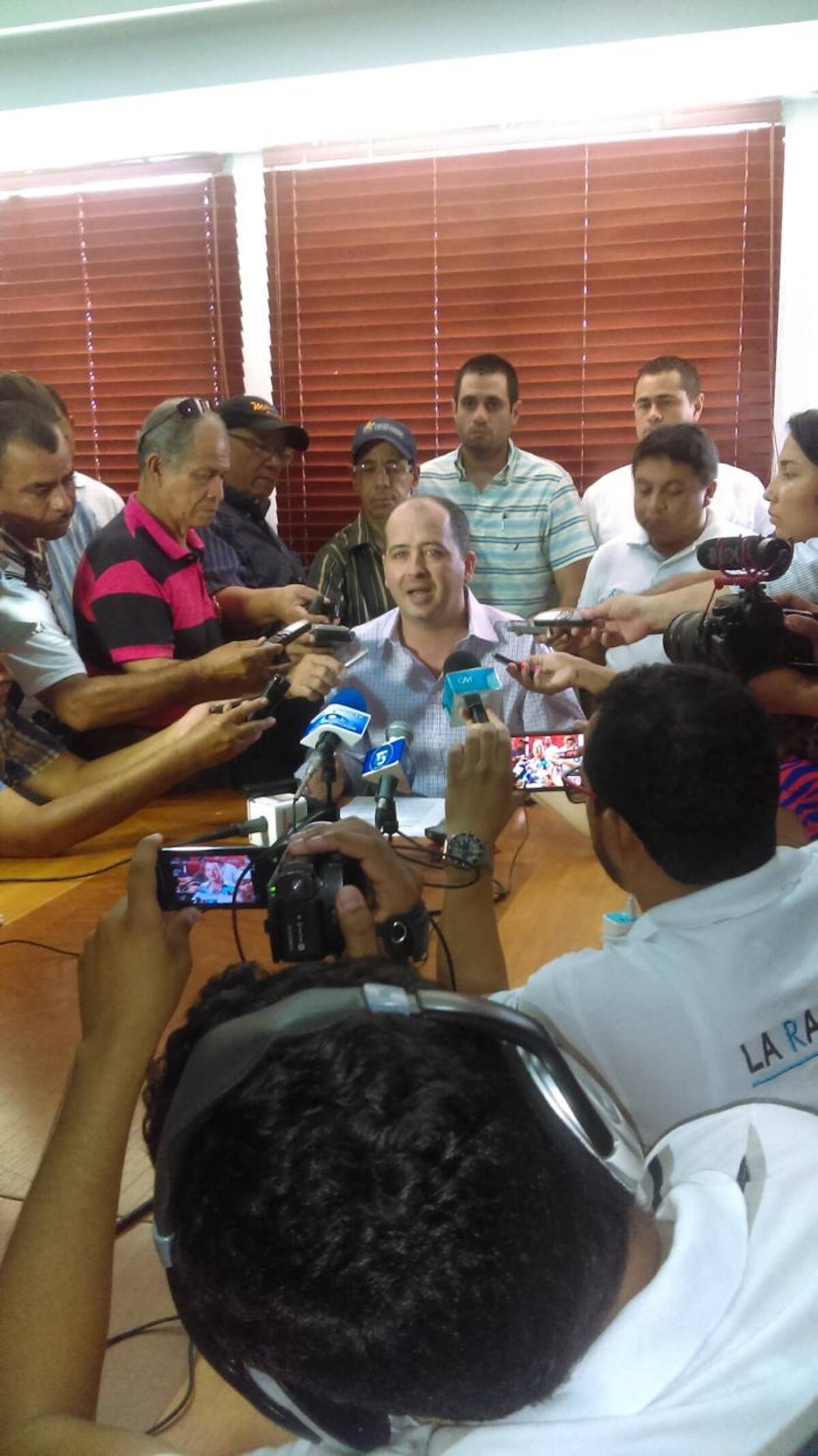 El alcalde de Montería, Marcos Daniel Pineda, anunció la medida en rueda de prensa.