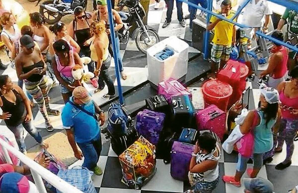 Desde las 4 de la tarde del jueves empezó el desalojo de las trabajadoras sexuales. CORTESÍA