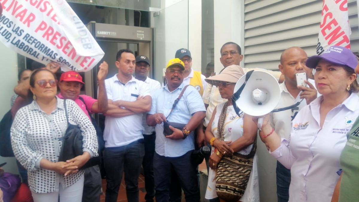 Docentes de Cartagena se congregan frente a la Secretaría de Educación, para exigir correcciones en el pago de sus retroactivos salariales.