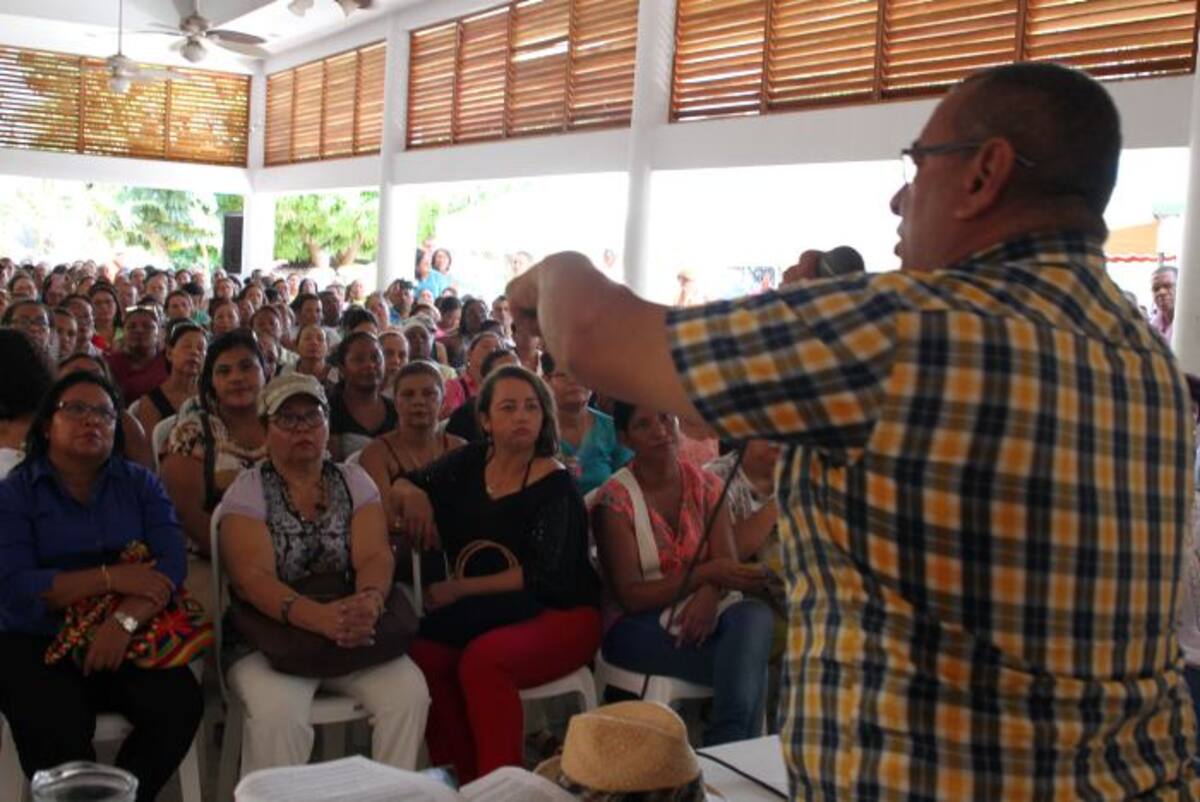 Momentos de la asamblea de maestros realizada ayer en el centro recreacional Napoleón Perea. Óscar Díaz.