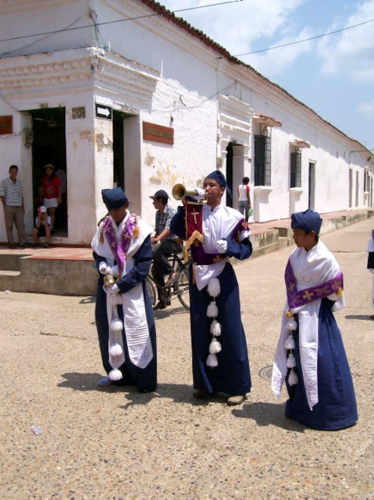 Nazarenos trompeteros anuncian que Jesús iba camino a la crucifixión.