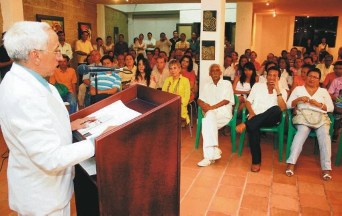 El escritor Daniel Rivera Meza durante el lanzamiento de su libro de cuentos Voces, Rostros y Quimeras en el Museo Arqueológico MANUEL SANTIAGO PÉREZ.