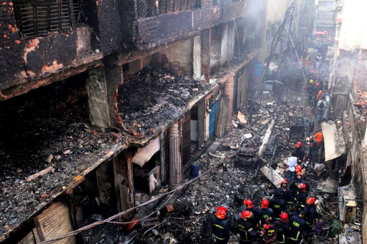 Bangladesh: incendio causa 70 muertos en zona antigua de Daca