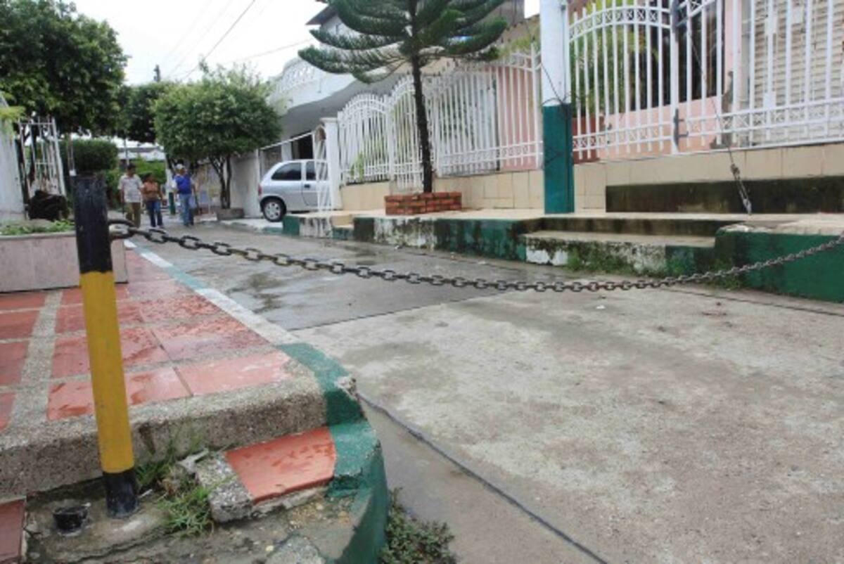 Las cadenas en ciertas calles de Tacarigua son el símbolo de que el barrio, desde siempre, ha sido tomado como zona de huida de los delincuentes. Pero encerramientos de este tipo han ayudado a que el vecindario respire más tranquilo.