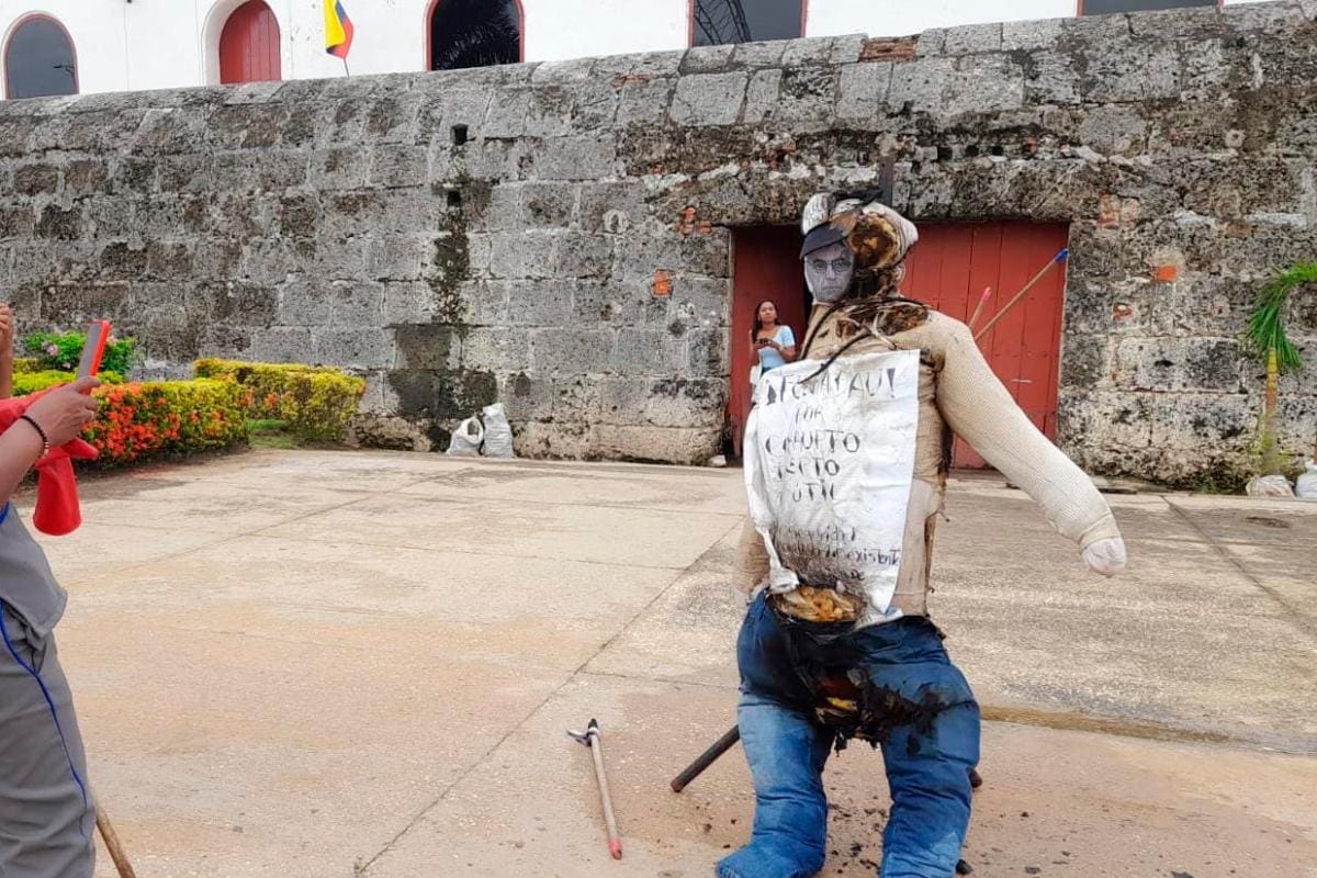 Paro en Cartagena: manifestantes queman muñeco de Dau en el Centro
