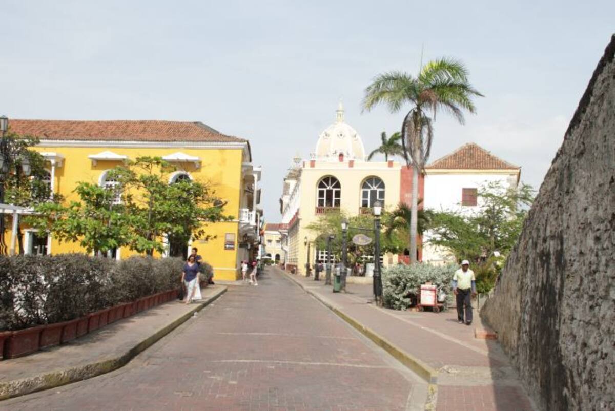 El frente de la plaza Santa Teresa lucía despejado de ventas ambulantes en la tarde de ayer. LUIS APARICIO