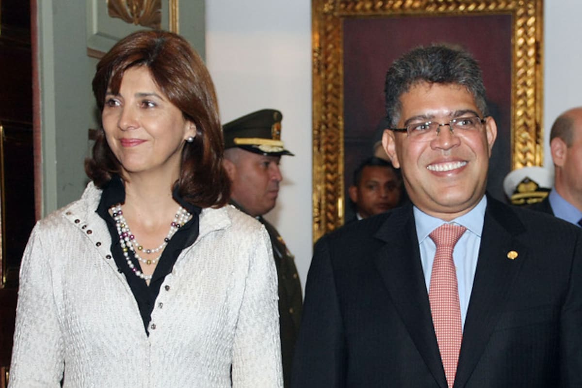 La ministra de Relaciones Exteriores, María Ángela Holguín, y su homólogo venezolano Elías Jaua. COLPRENSA