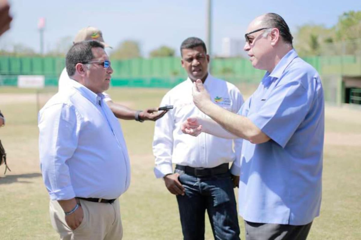 Manolo Duque, exacalde de Cartagena; Hernando Pertuz Corcho, exdirector del Ider y hoy directivo de la Contraloría; y el arquitecto Thomas Denniny, en el proceso de remodelación del estadio de béisbol 11 de noviembre.