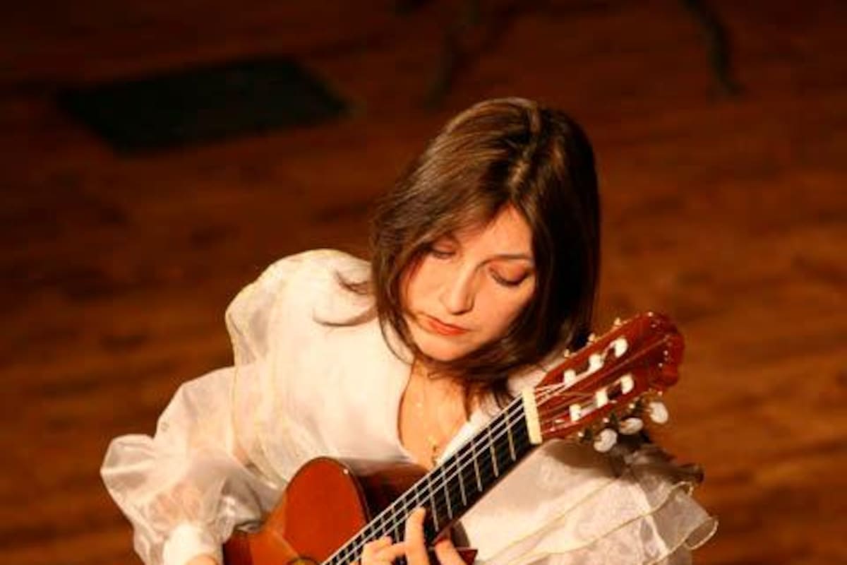 La primera guitarrista clásica de Colombia en “200 años de Mujeres Pioneras”
