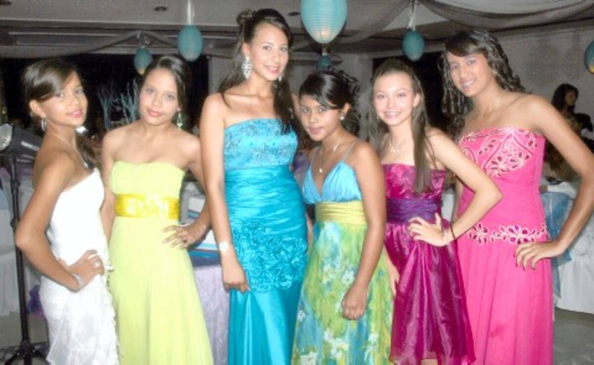 Ana Milena Chaparro, Natalia García, la quinceañera, Andrea Carolina Angulo; Paula Acosta, Paula González y María Soto.