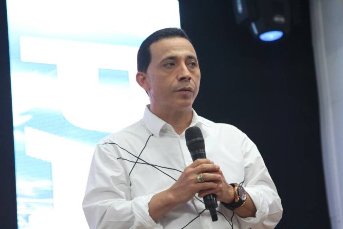 El pastor Esteban Acosta, invitó a su iglesia La Unción, al periodista Lucio Torres. Archivo.